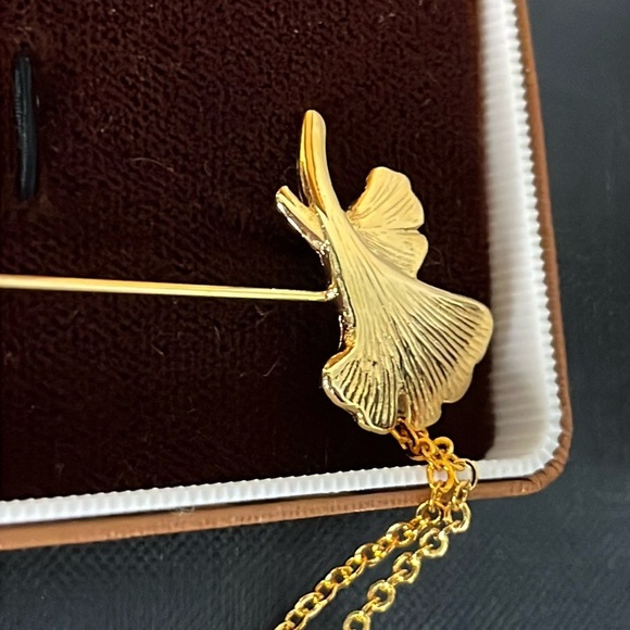 VTG Hotel Okura Very Rare 1950's Japan Gold Tone Gingko Leaves Hat Pin - Picture 3 of 8